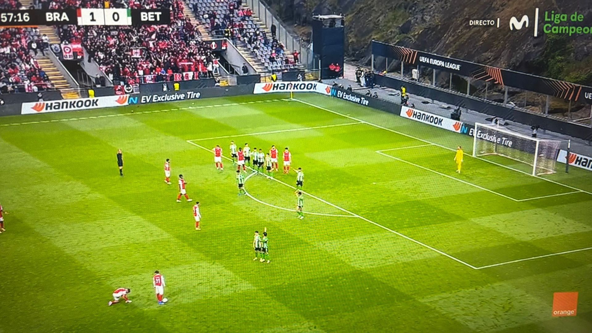 Victor Gómez se ata una de sus botas