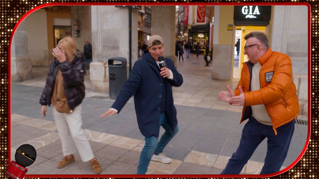 Xuso Jones les canta una de las canciones más famosas de Chenoa a unos viandantes polacos: “No estoy loco”