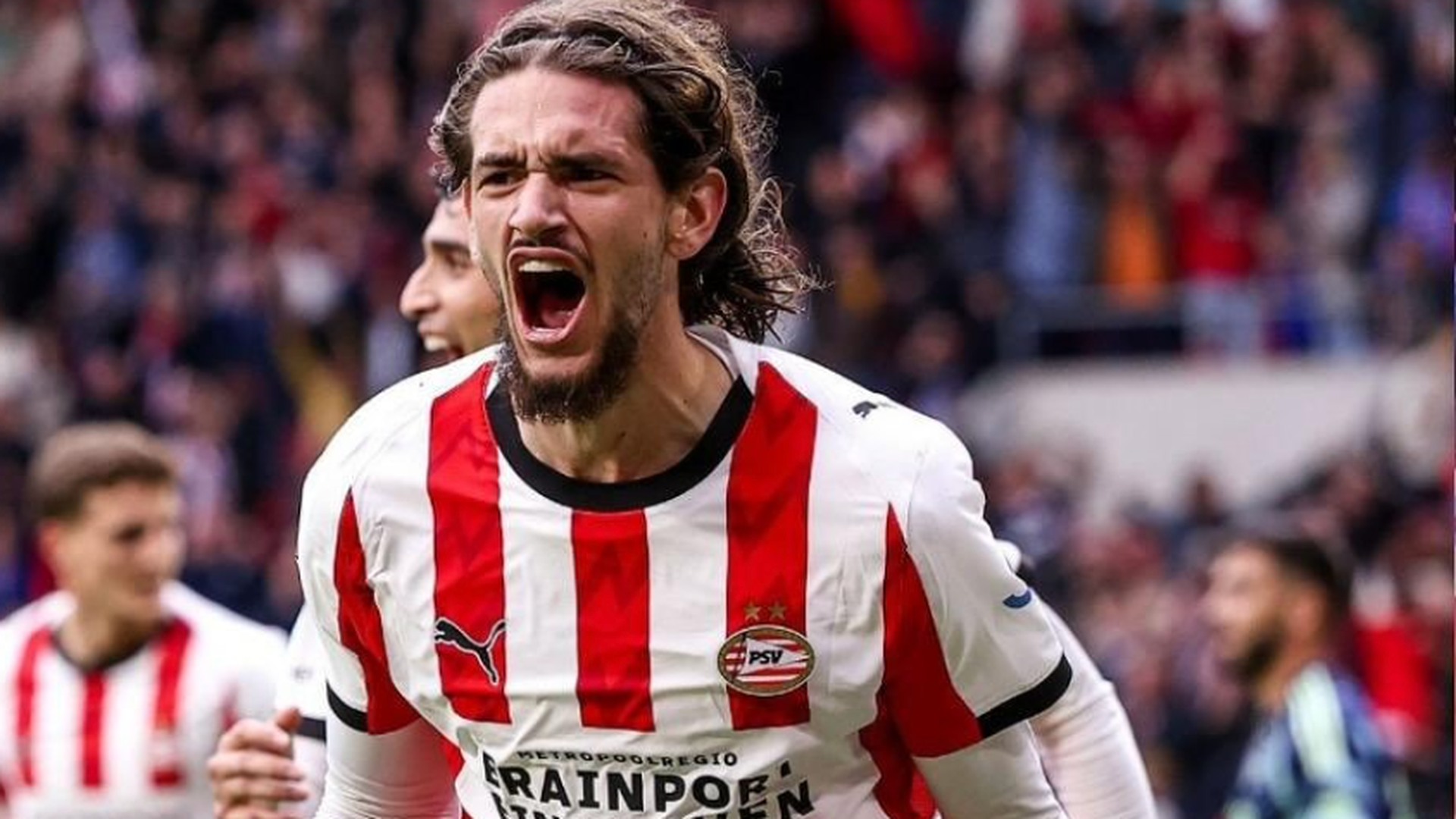 Yarek Gasiorowski celebra un gol con el PSV