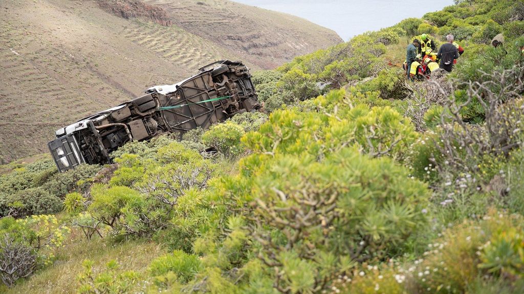 Un autobús sale de la carretera y se precipita por una ladera en La Gomera: al menos un fallecido y 27 heridos, tres de ellos graves