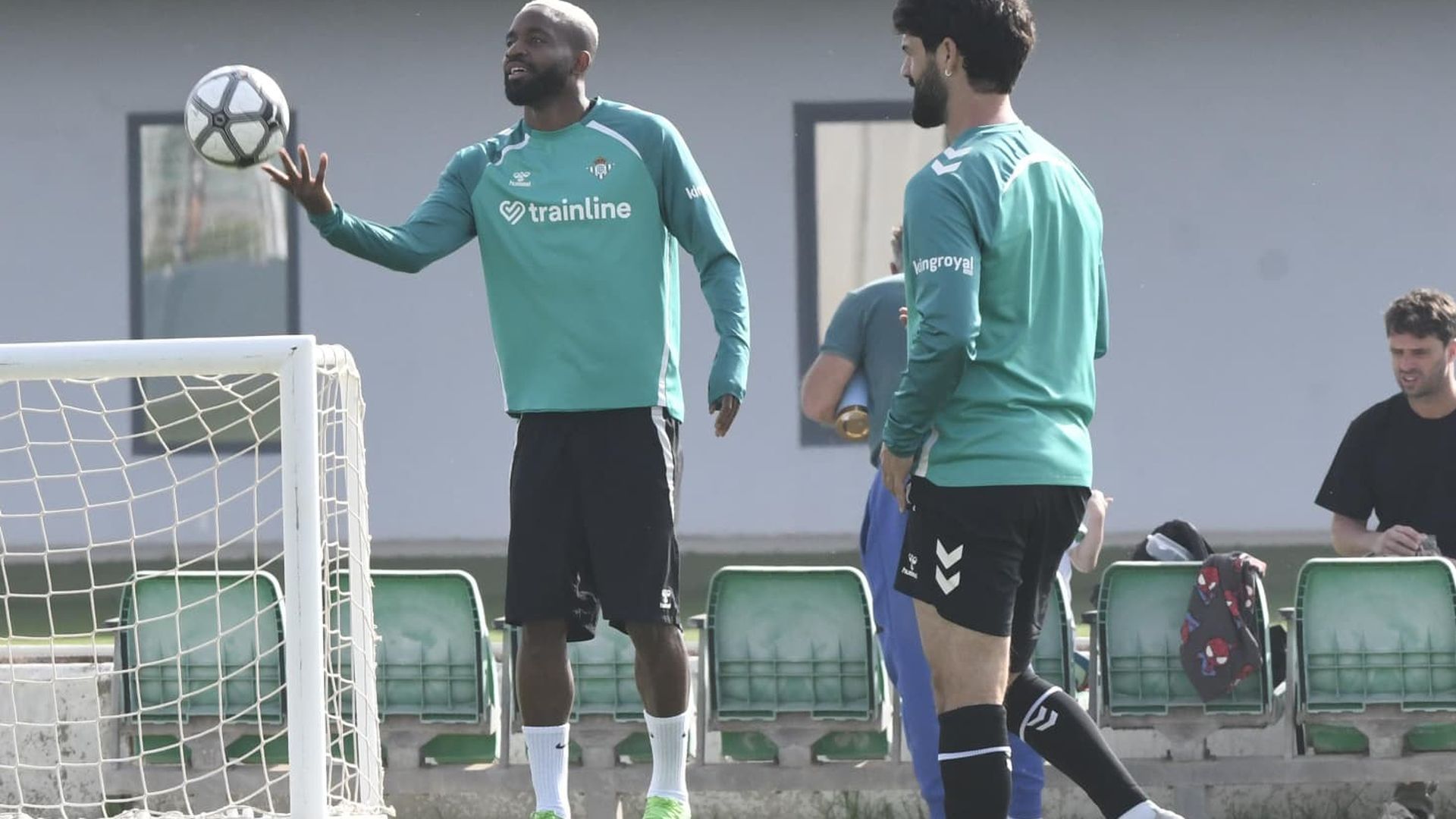 Bakambu, durante la sesión de este viernes en el Betis