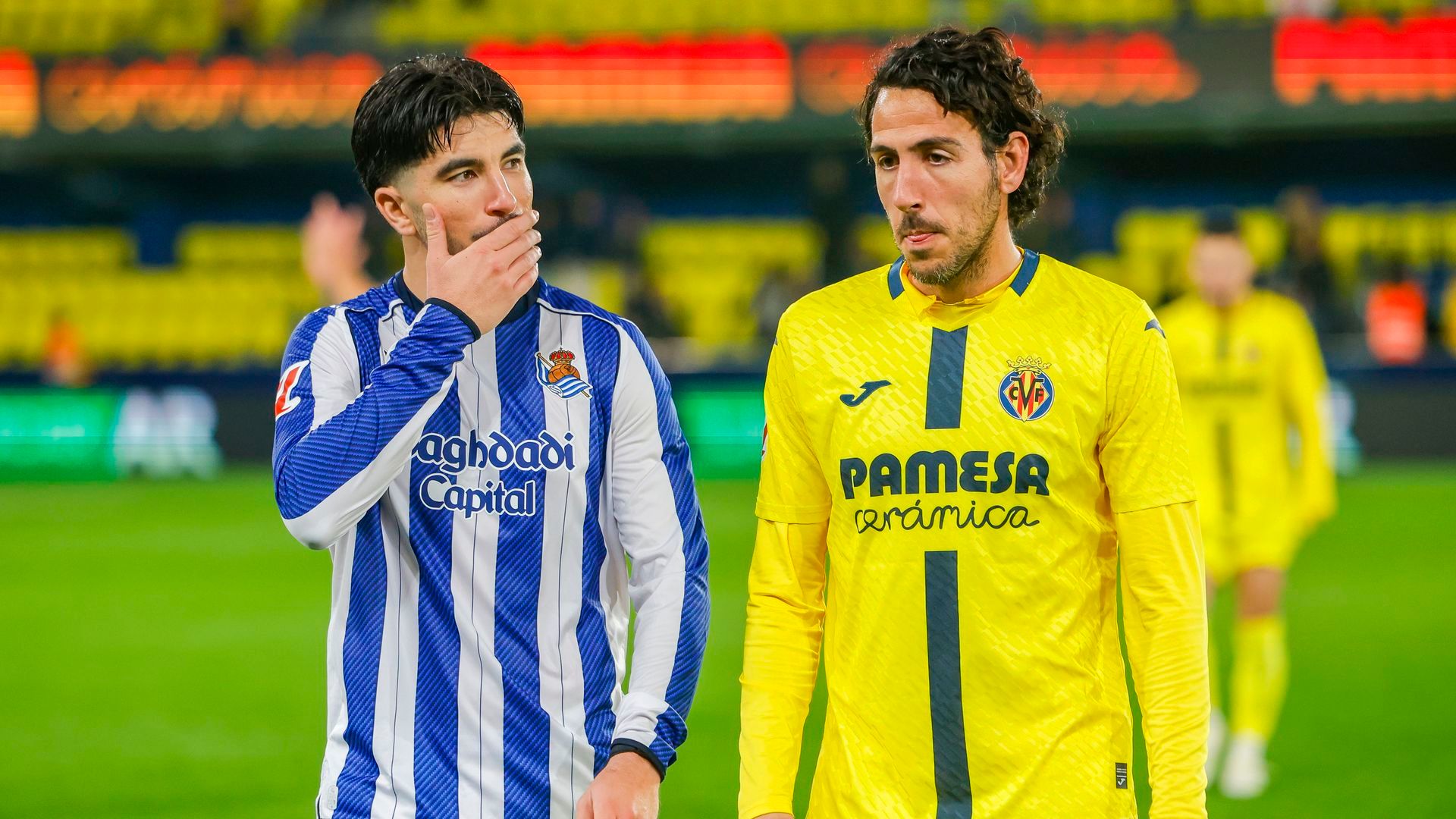 Carlos Soler conversa con Dani Parejo