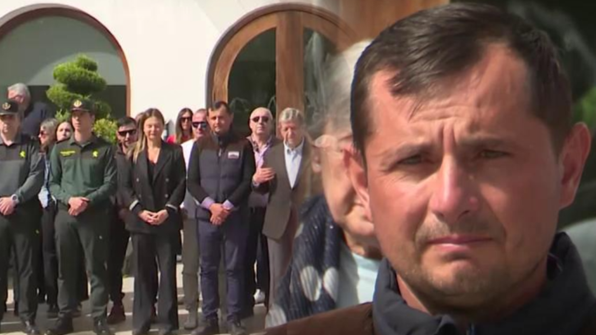 El dolor del padre del menor asesinado en Villanueva de la Cañada: rompe a llorar en el minuto de silencio