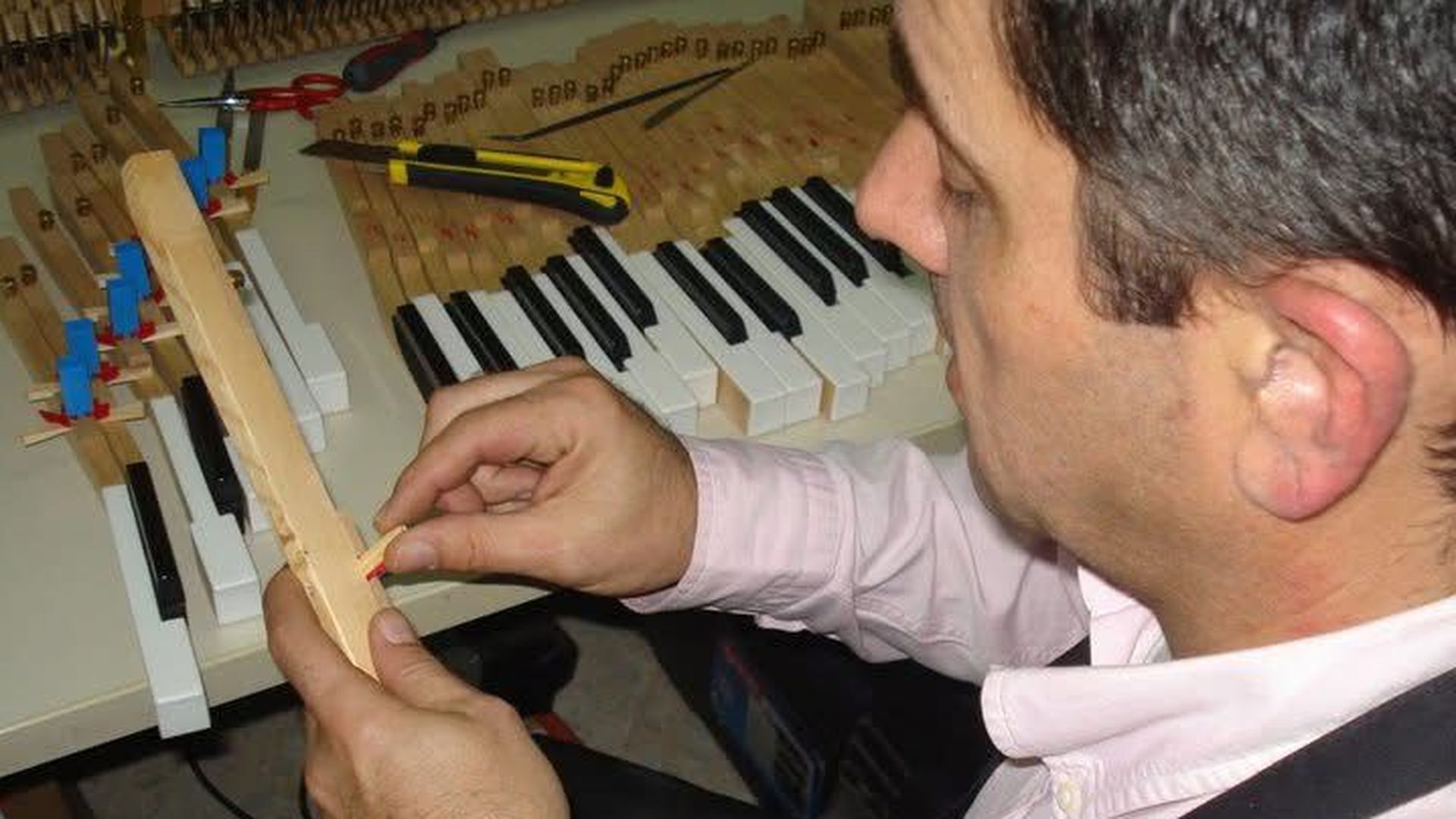 En su taller en Vic restaura piezas como fieltros del teclado o los martillos
