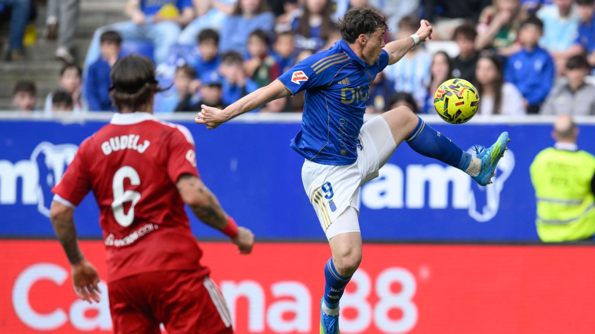 Fede Viñas, en una jugada del Oviedo-Sevilla