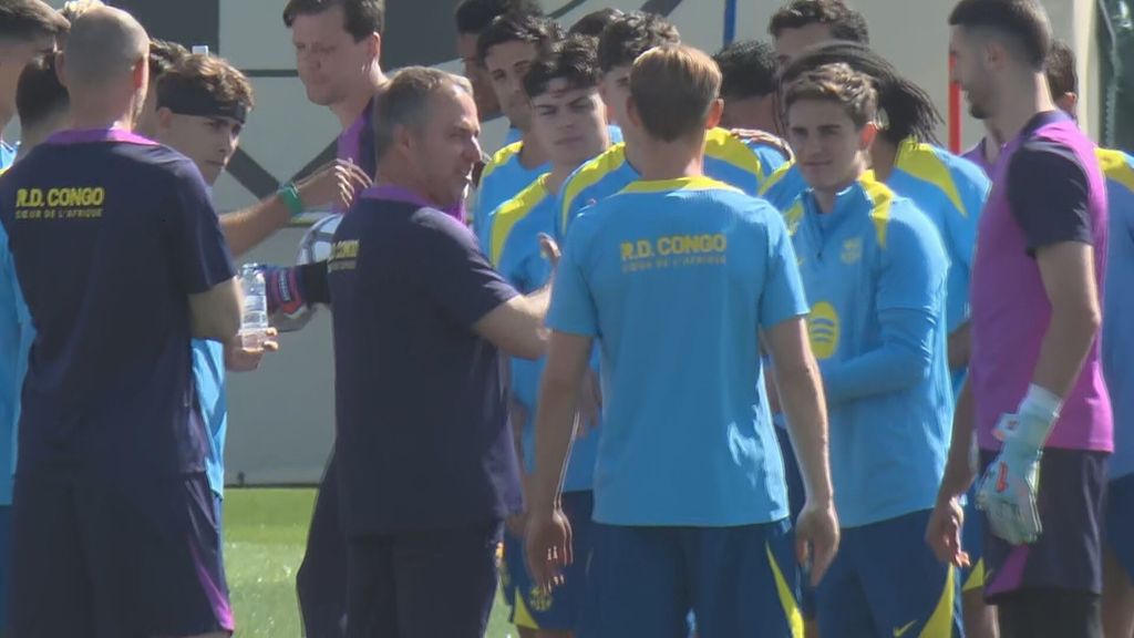 En vídeo, Hansi Flick organiza el pasillo de collejas para celebrar la vuelta de Frenkie de Jong con el equipo