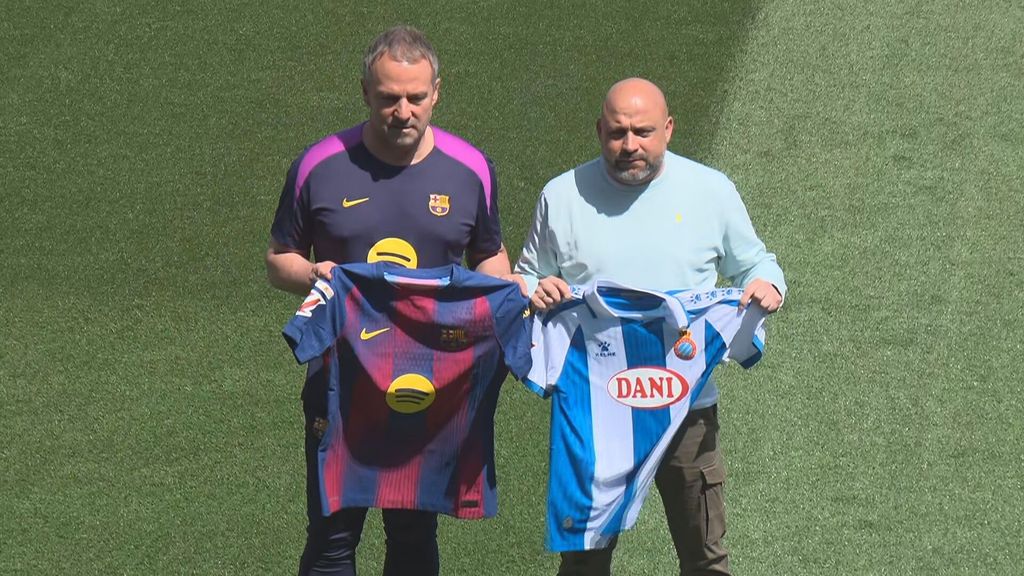 Por qué Hansi Flick ha sacado la camiseta de Gavi en el posado con Manolo González antes del derbi
