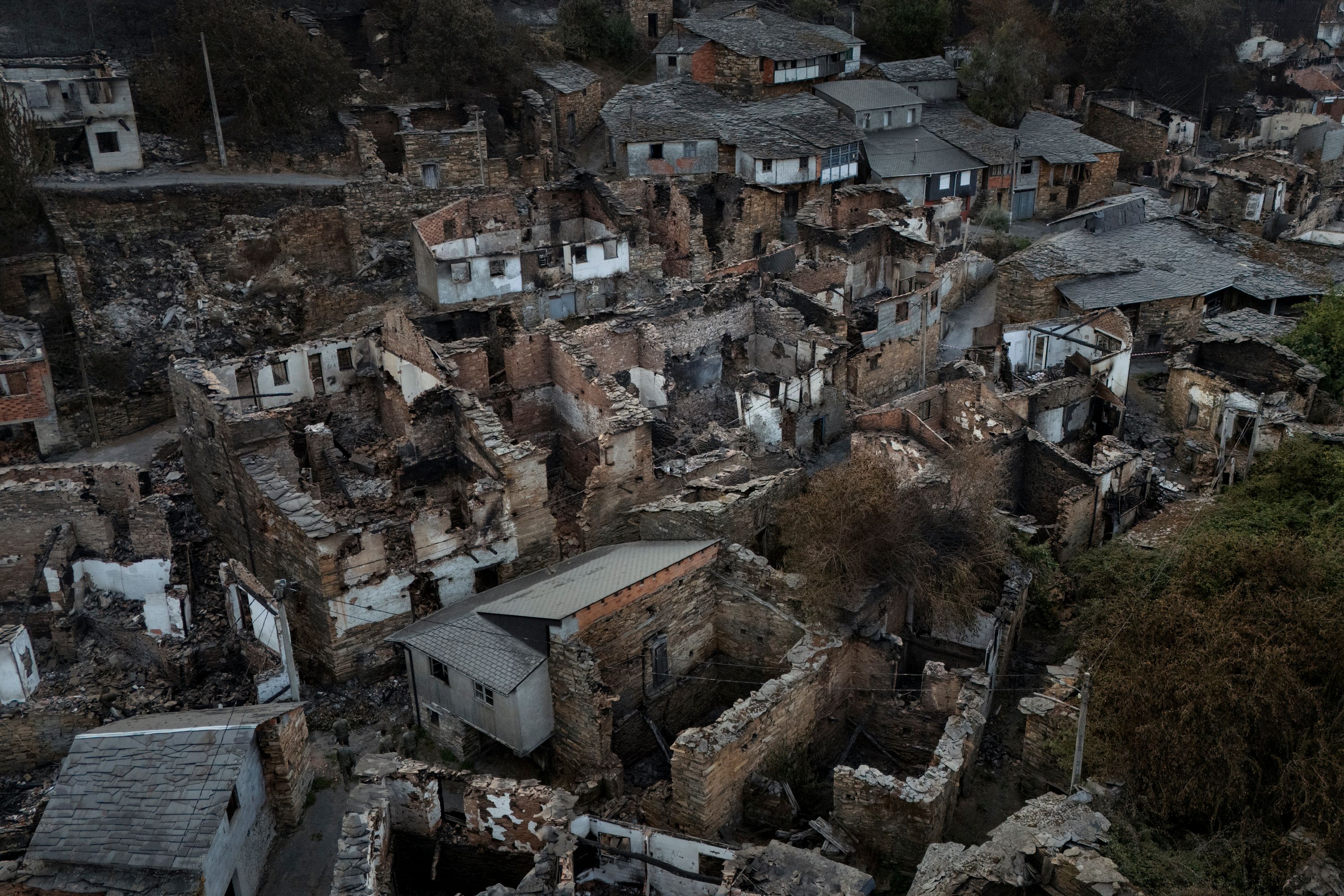 Imagen de una aldea totalmente calcinada por los incendios de agosto del año pasado en Galicia