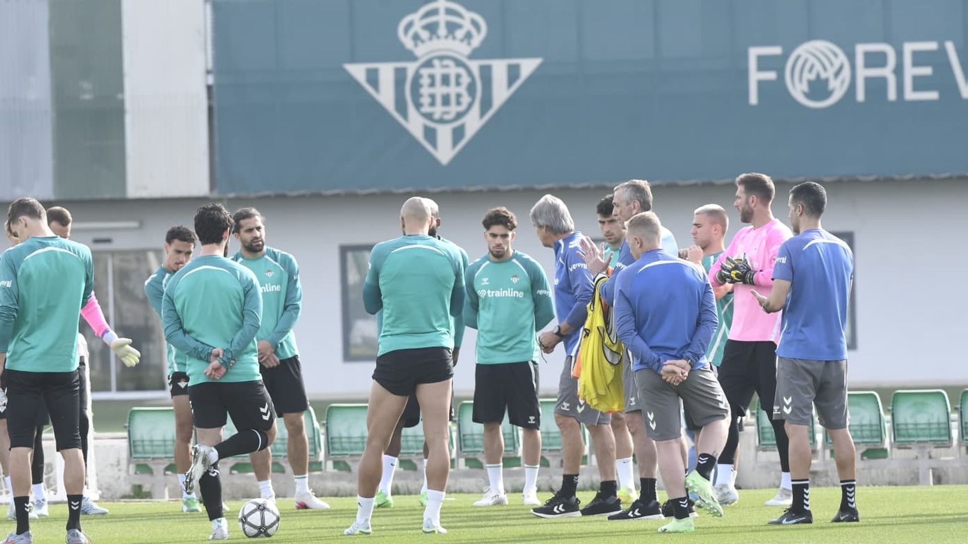 Isco Alarcón, con medias, junto al resto de sus compañeros