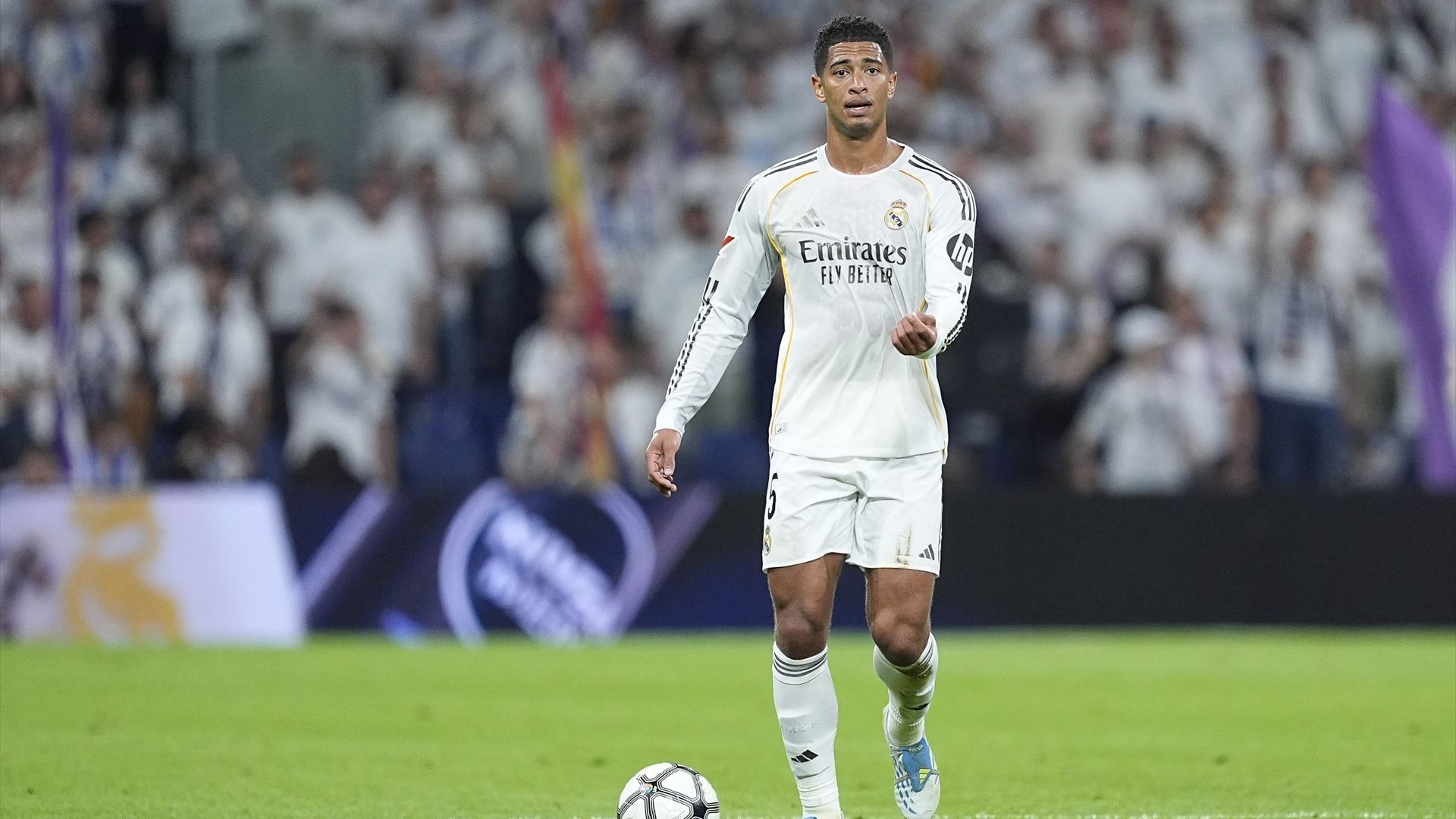 Jude Bellingham busca un pase en el Real Madrid-Girona