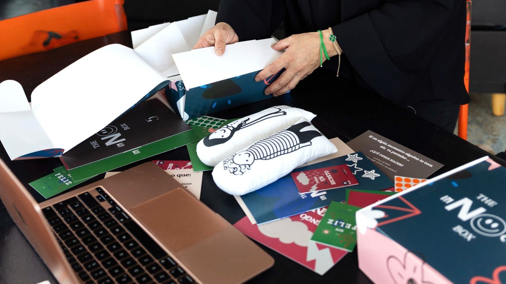 La caja contiene dos muñecos de tela a los que se tienen que colocar unos adhesivos