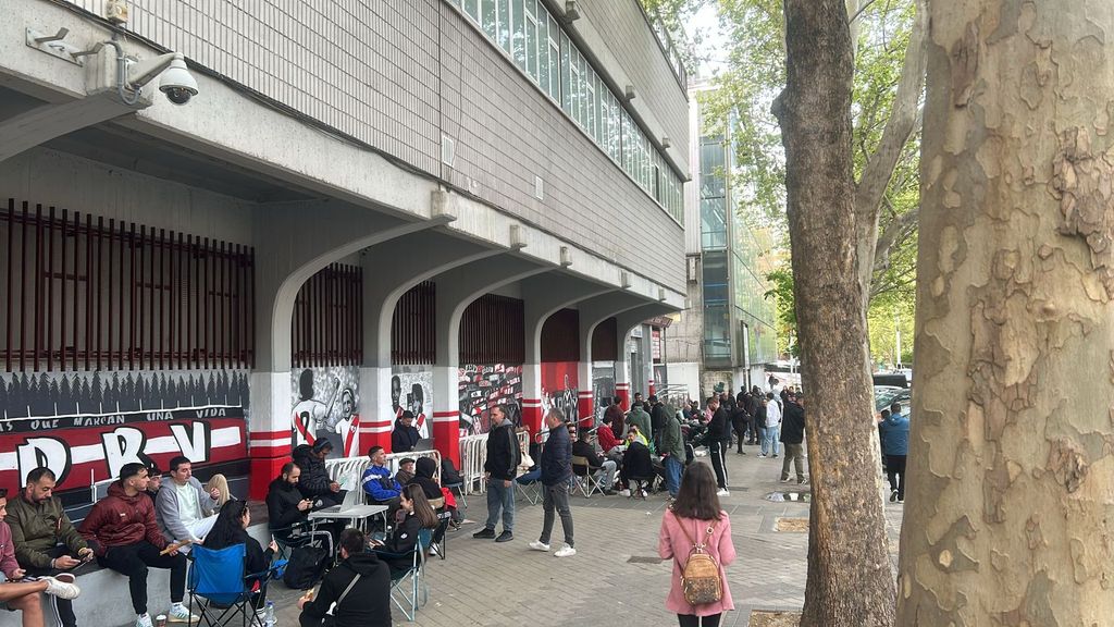 En vídeo, los aficionados del Rayo hacen cola toda la noche para conseguir una entrada para el partido ante el AEK