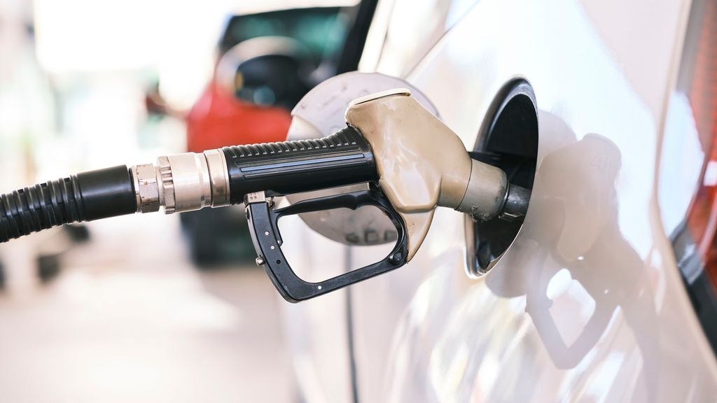 ¿Cuándo bajará el precio de la gasolina y el diésel en España tras la caída del petróleo y el alto al fuego en Irán? Un experto lo explica