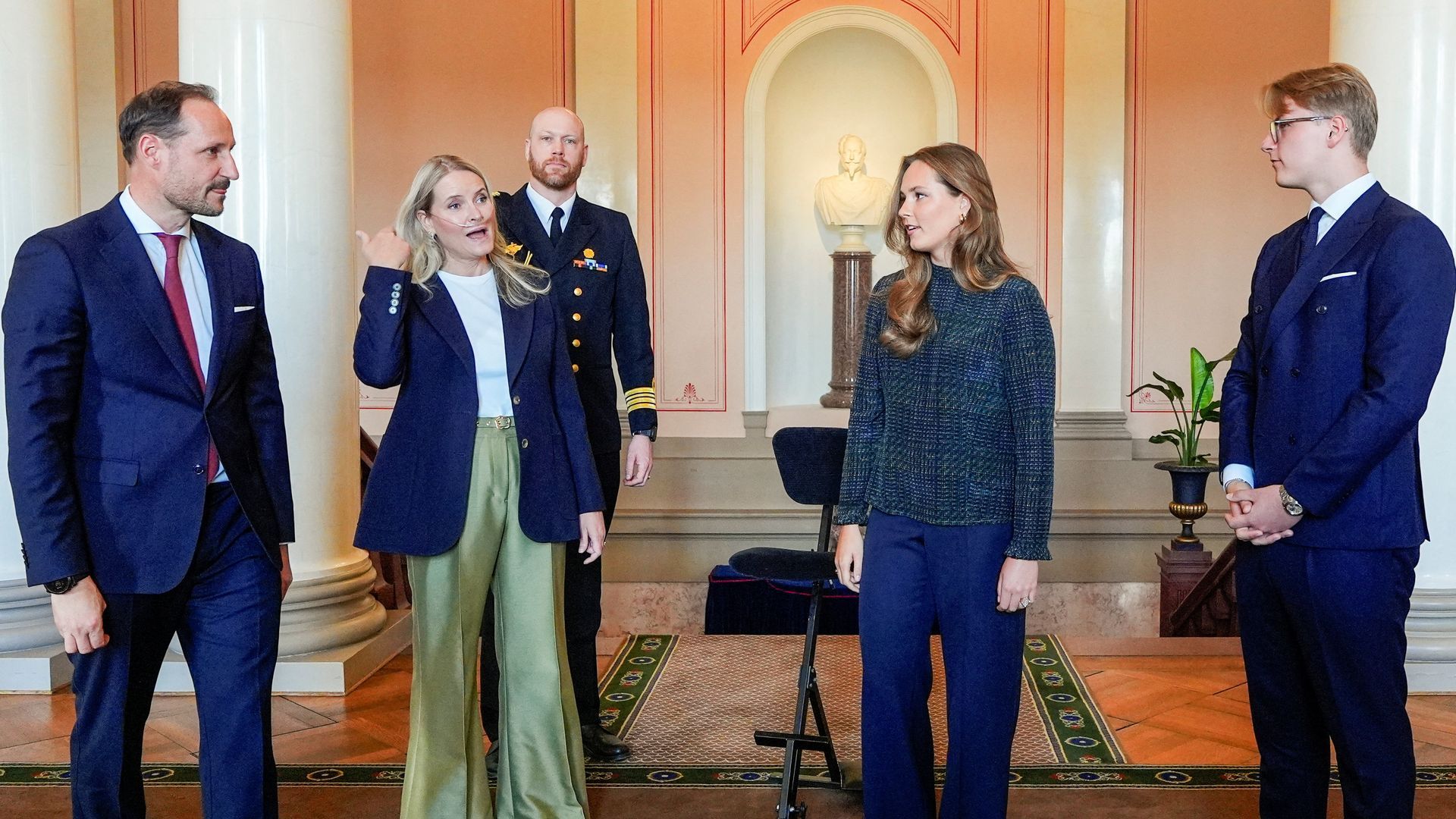 La princesa Mette-Marit junto a Haakon y sus hijos este viernes, 10 de abril