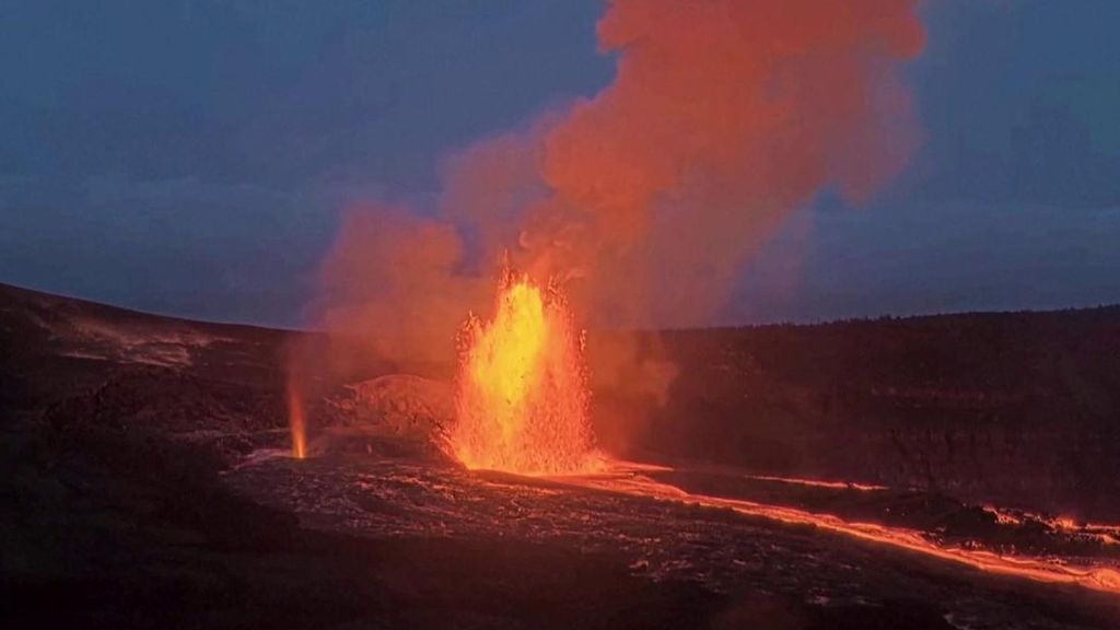 Las impresionantes imágenes de la erupción del volcán Kilauea, en Hawái: la lava alcanza los 300 metros y el humo los 6.000