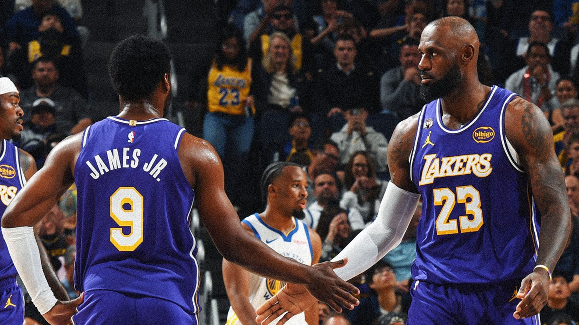LeBron James y Bronny durante el partido frente a los Golden State Warriors