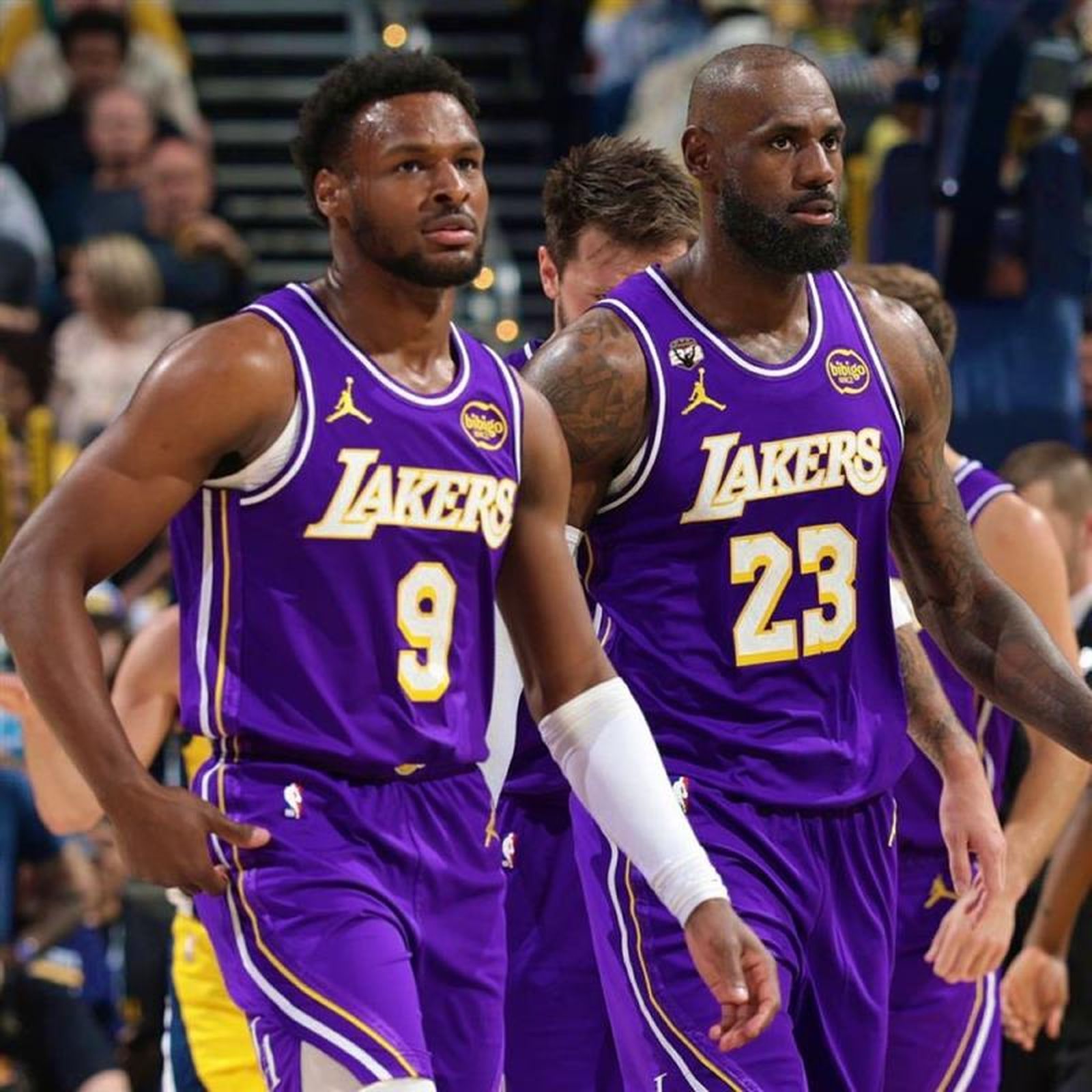 LeBron James y Bronny durante el partido frente a los Golden State Warriors esta temporada