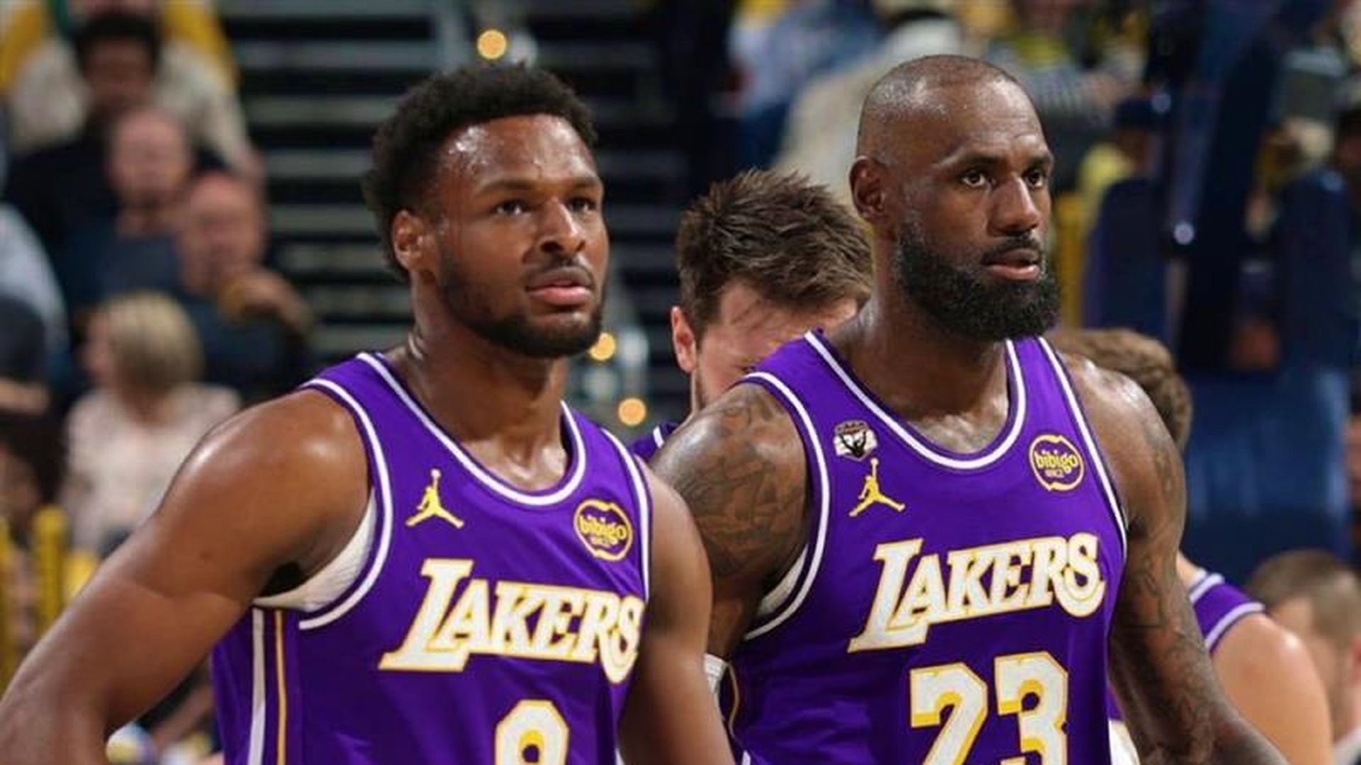 LeBron James y Bronny durante el partido frente a los Golden State Warriors esta temporada