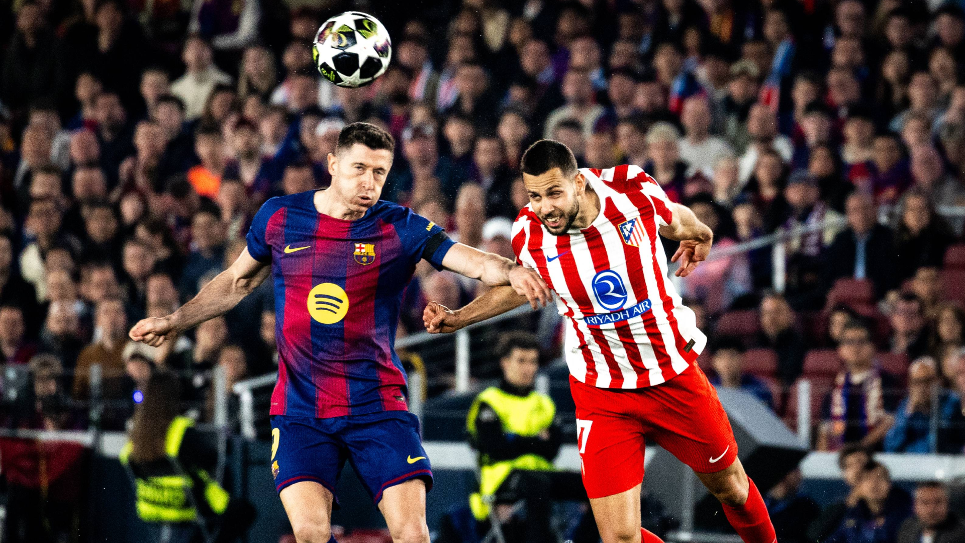 Lewandowski, ante Hancko en el Barcelona-Atlético