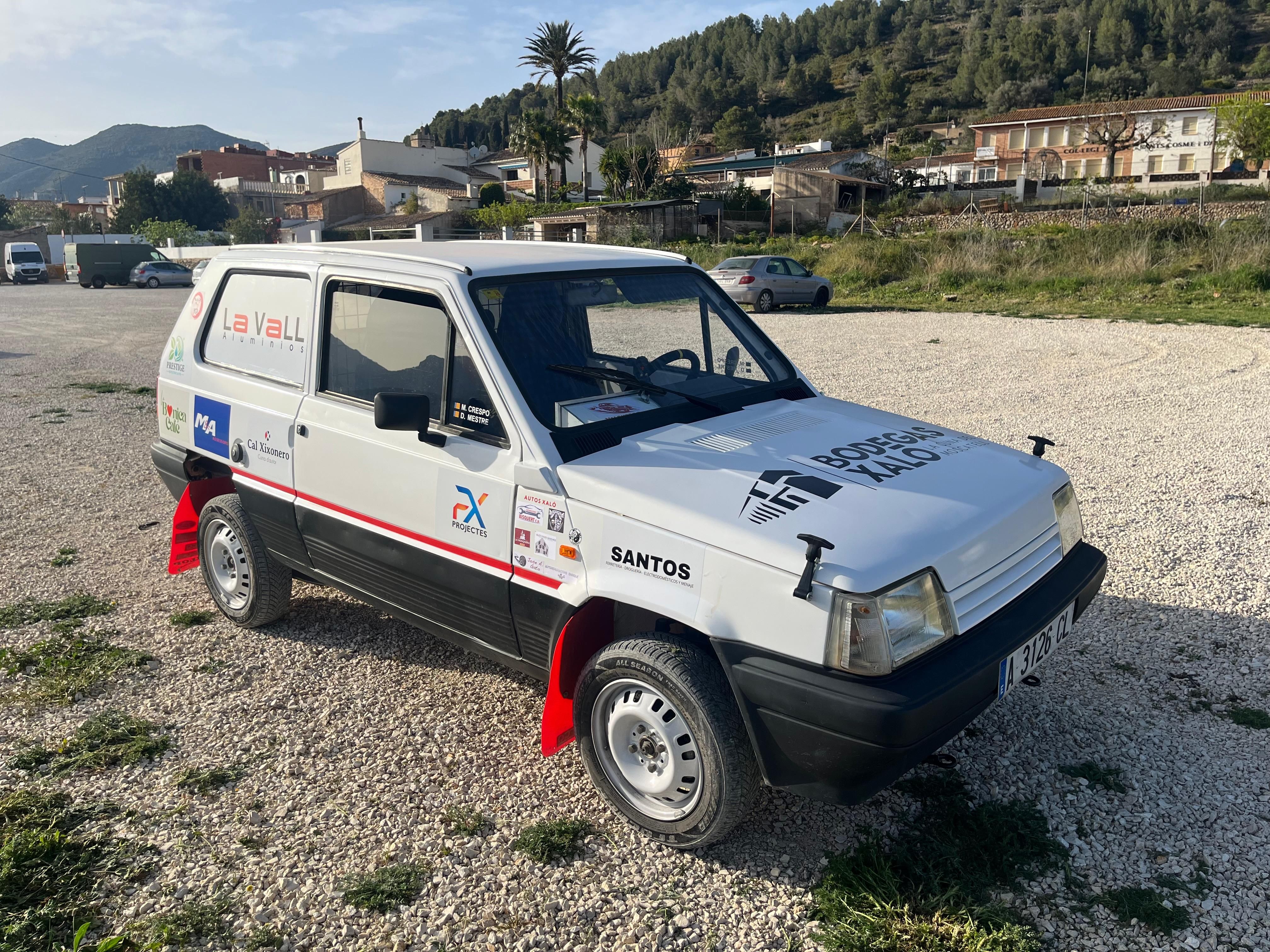 Los jóvenes han restaurado el coche con sus propias manos