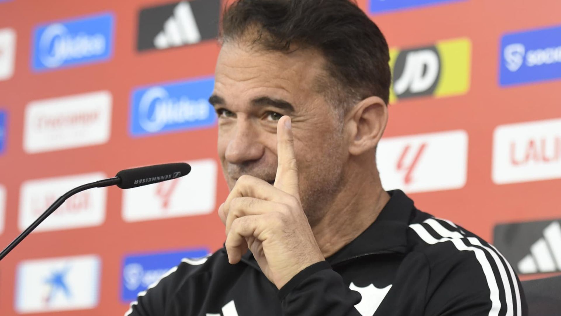 Luis García Plaza, en sala de prensa Luis García Plaza, en sala de prensa