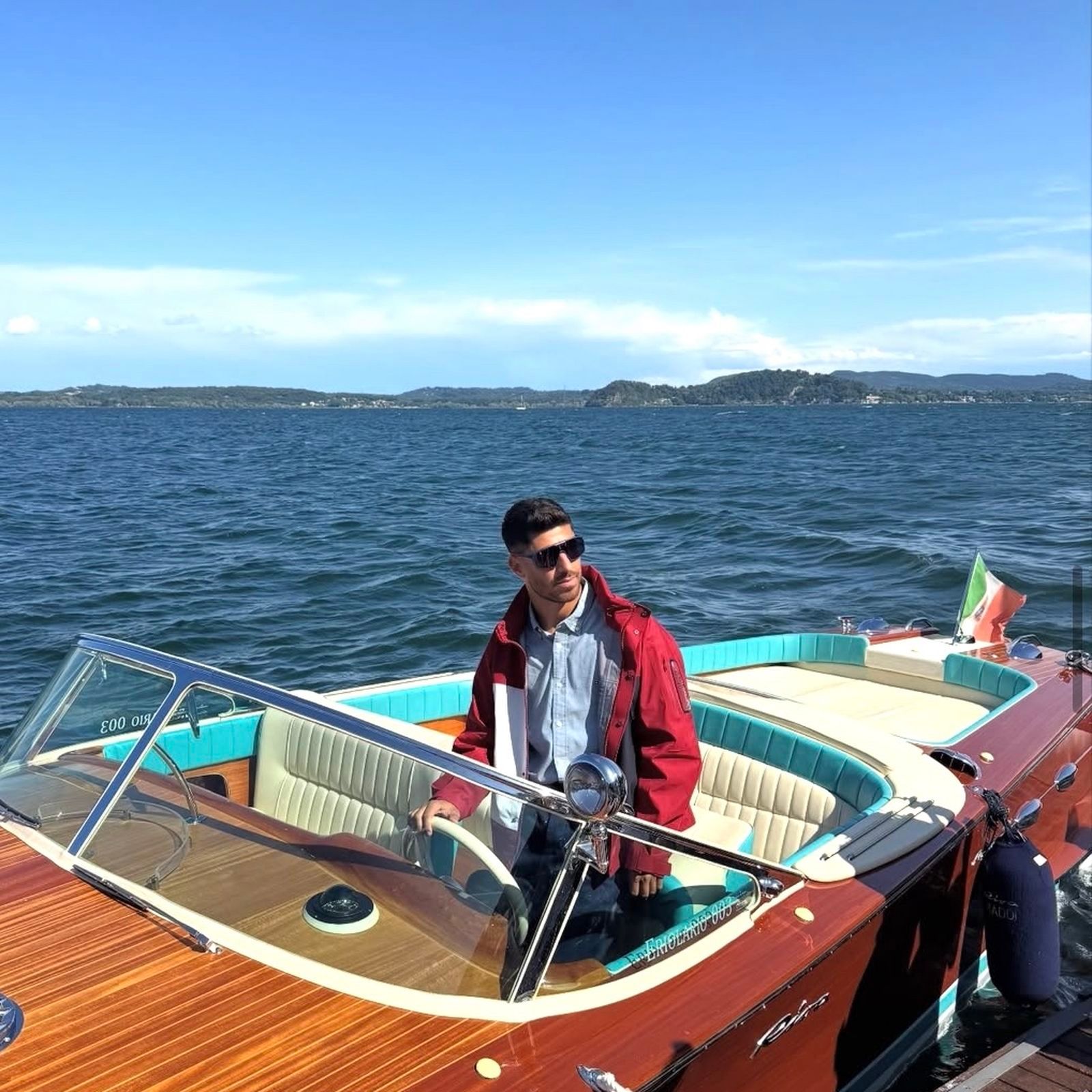 Marco Asensio de vacaciones con una lancha motora