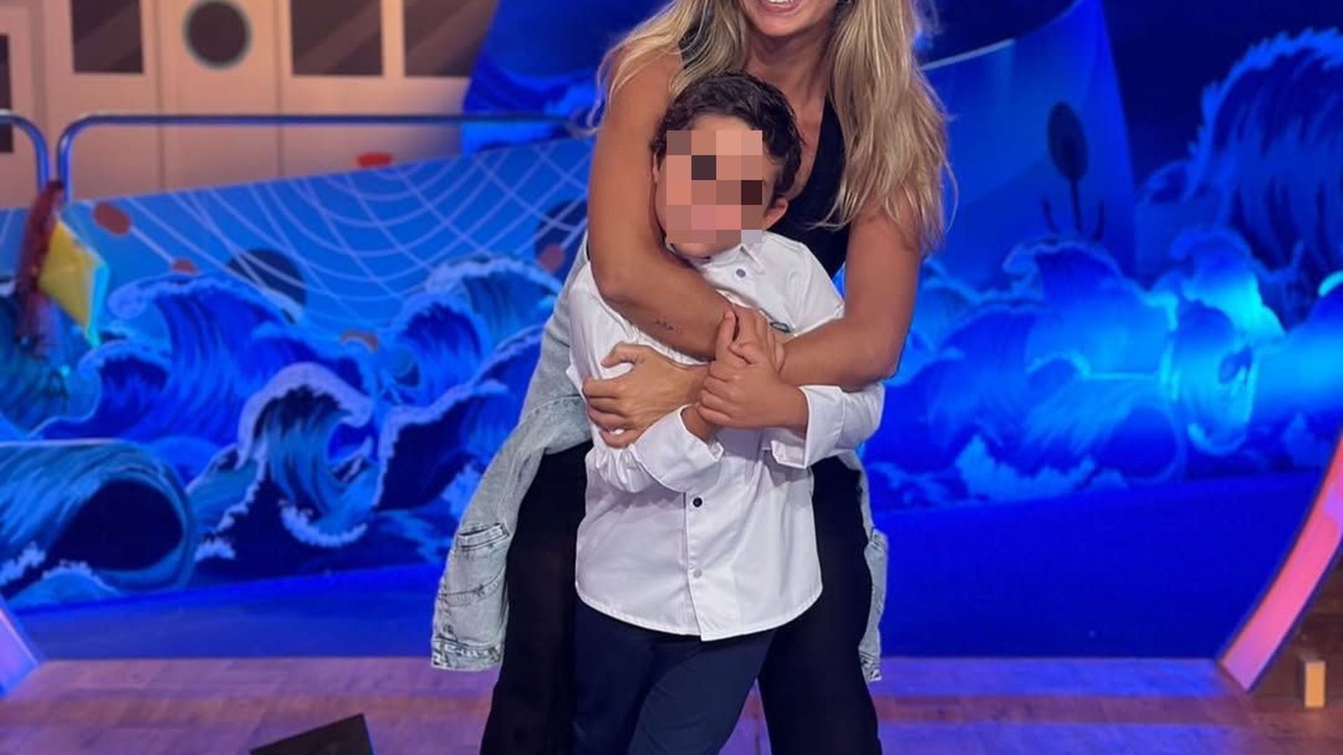 Marta Girón de Sola y su hijo