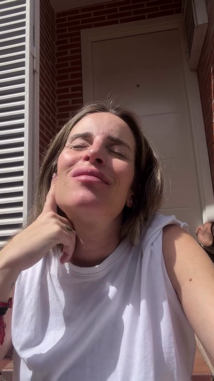 Marta intentando relajarse tomando el sol