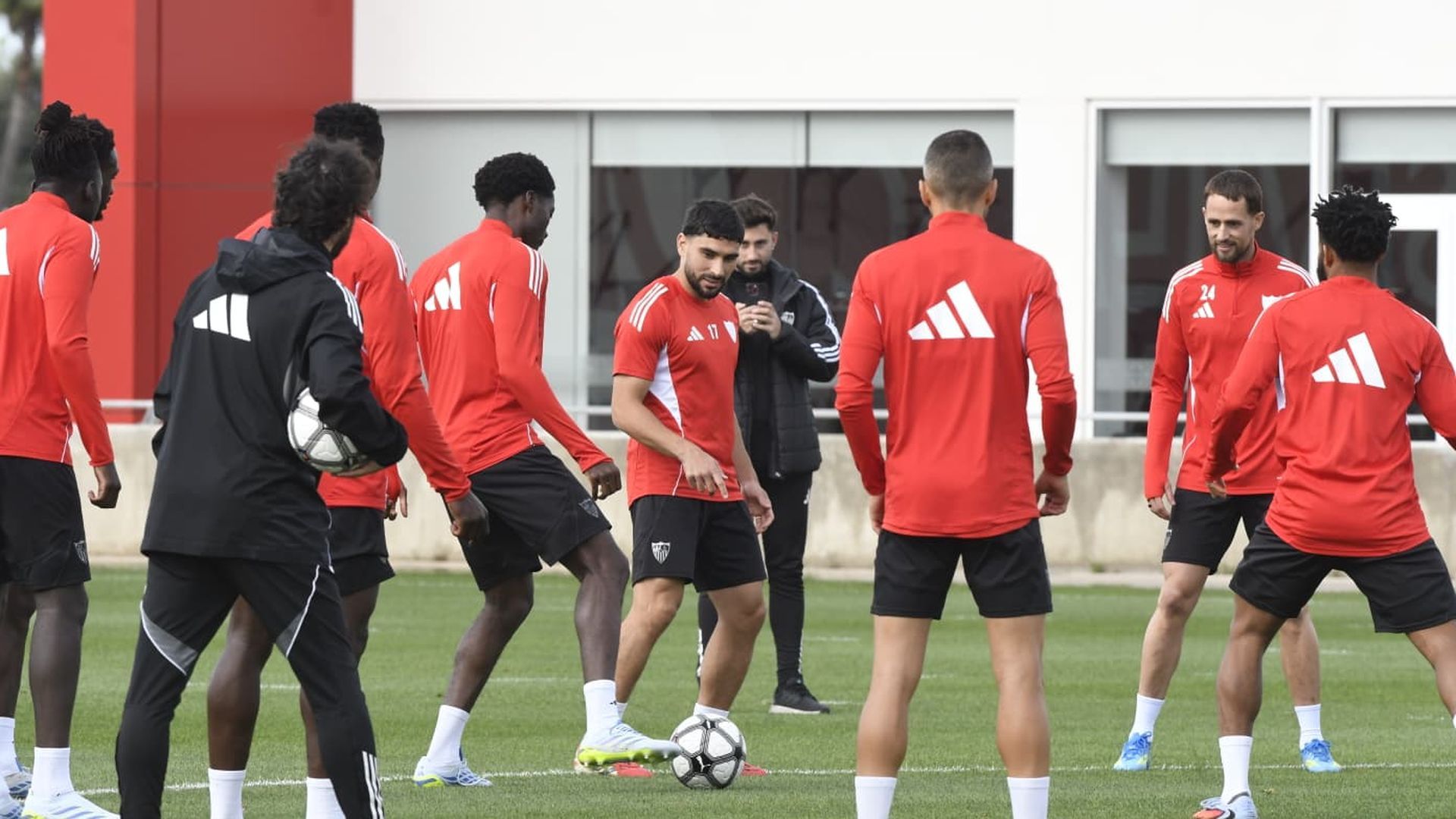 Maupay, en el entrenamiento del Sevilla de este jueves Maupay, en el entrenamiento del Sevilla de este jueves