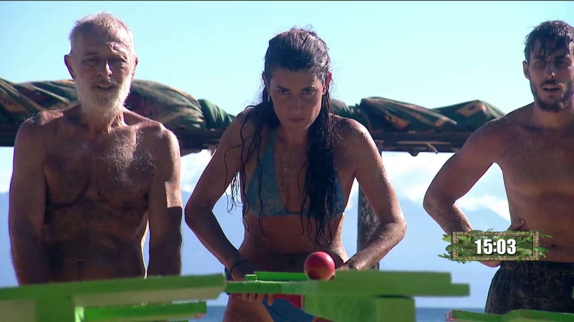 Máxima tensión y concentración del equipo rojo durante el juego de localización