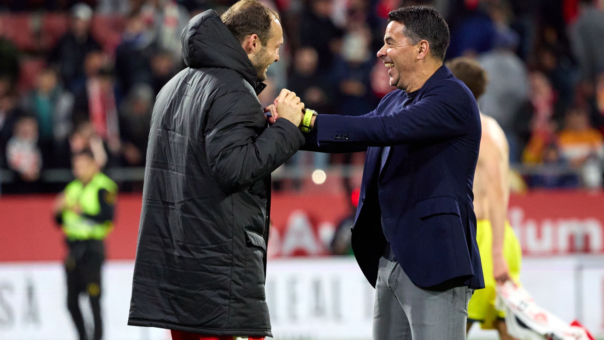 Míchel Sánchez, muy alegre con Daley Blind Míchel Sánchez, muy alegre con Daley Blind