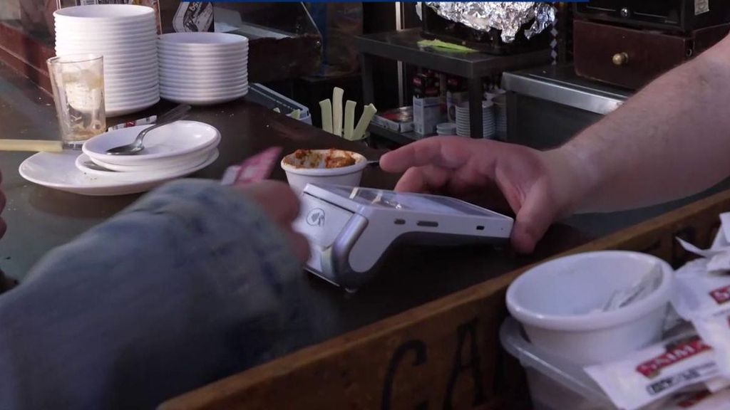 Pagar la cuenta a medias, una moda que los restaurantes quieren frenar ya