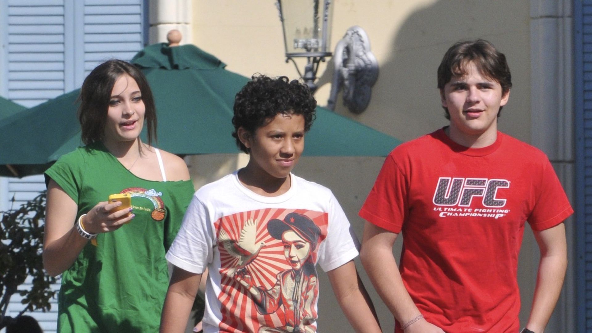 Paris, Prince y Jaafar Jackson dando un paseo