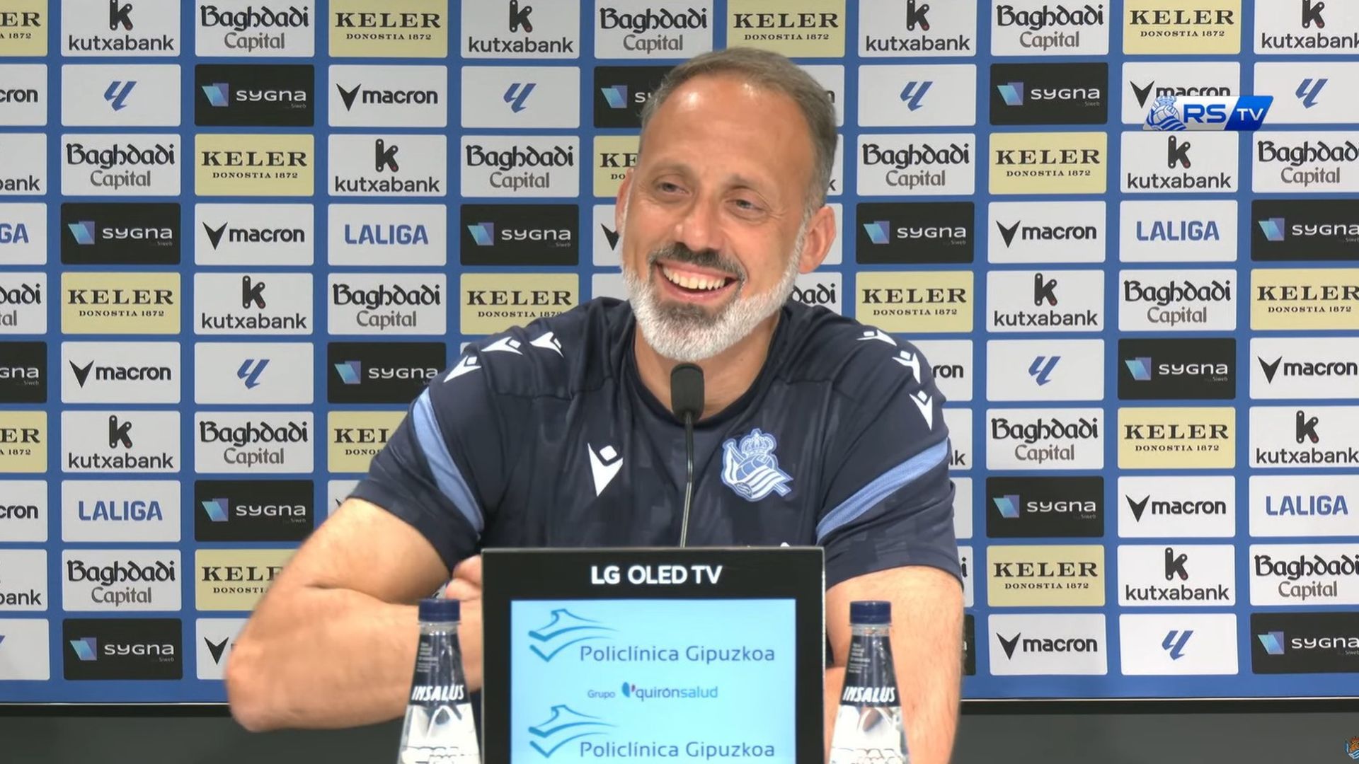 Pellegrino Matarazzo se ríe en sala de prensa Pellegrino Matarazzo se ríe en sala de prensa