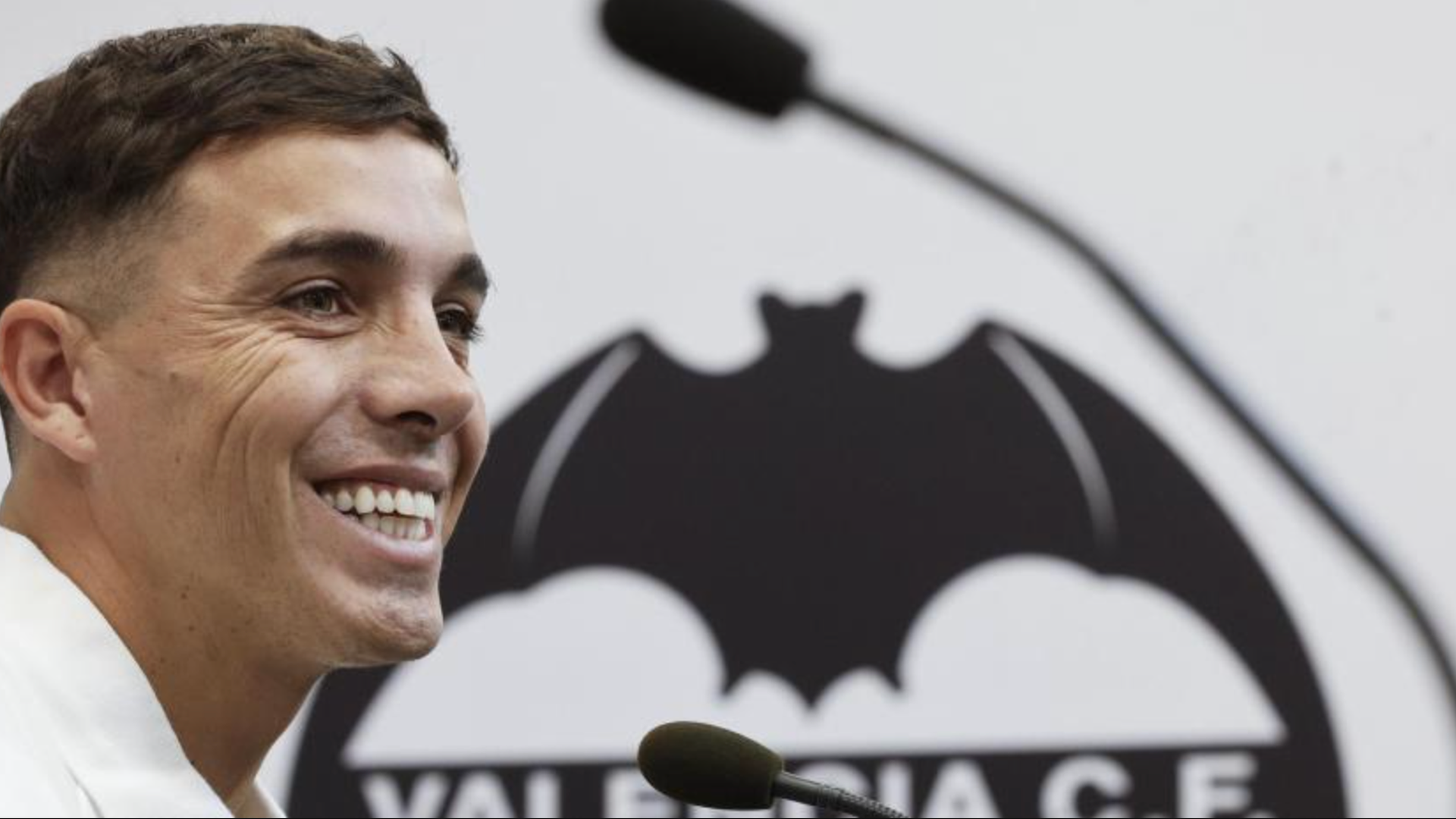 Renzo Saravia sonríe el día de su presentación