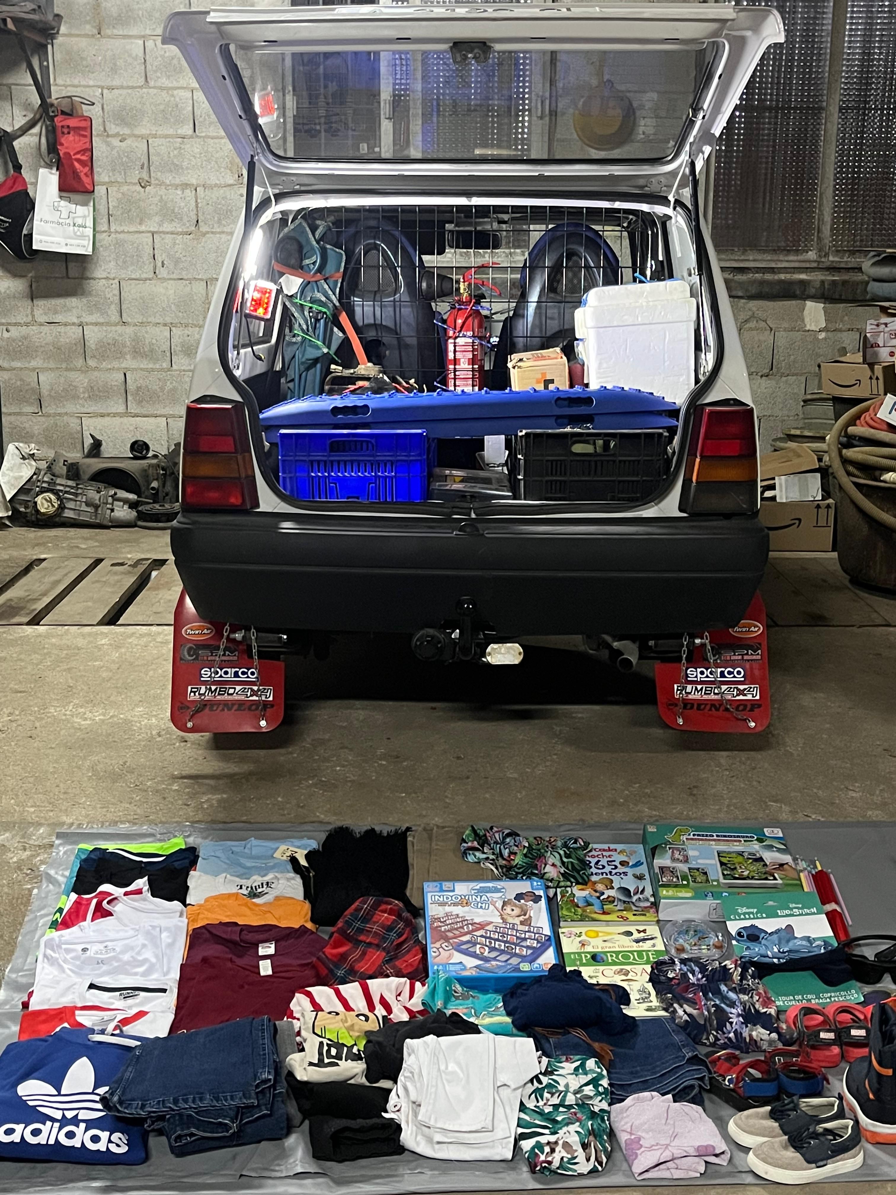 Ropa, juguetes y gafas de sol para repartir entre la necesitada población local