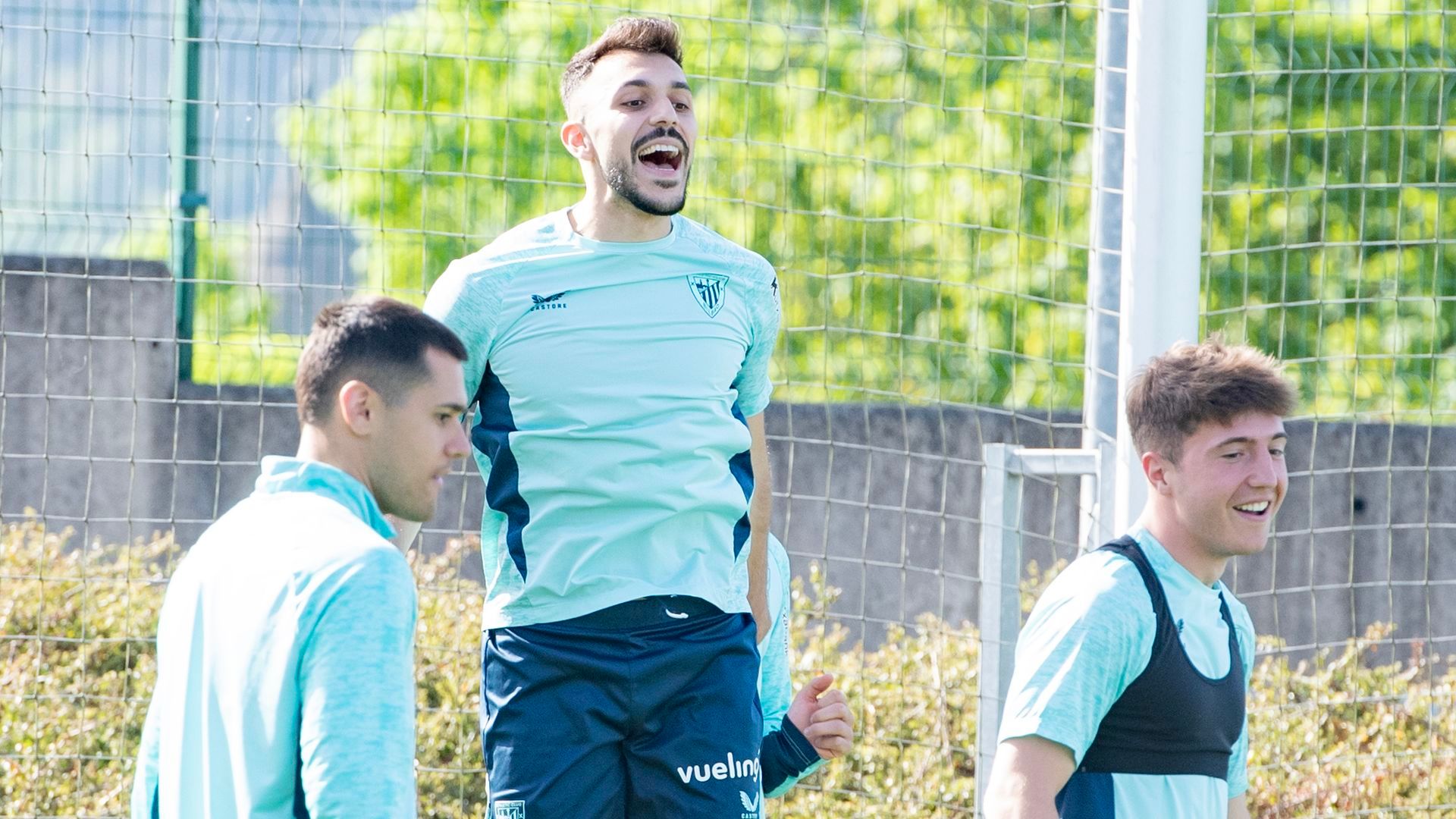 Salto del central Aitor Paredes entrenando en Lezama