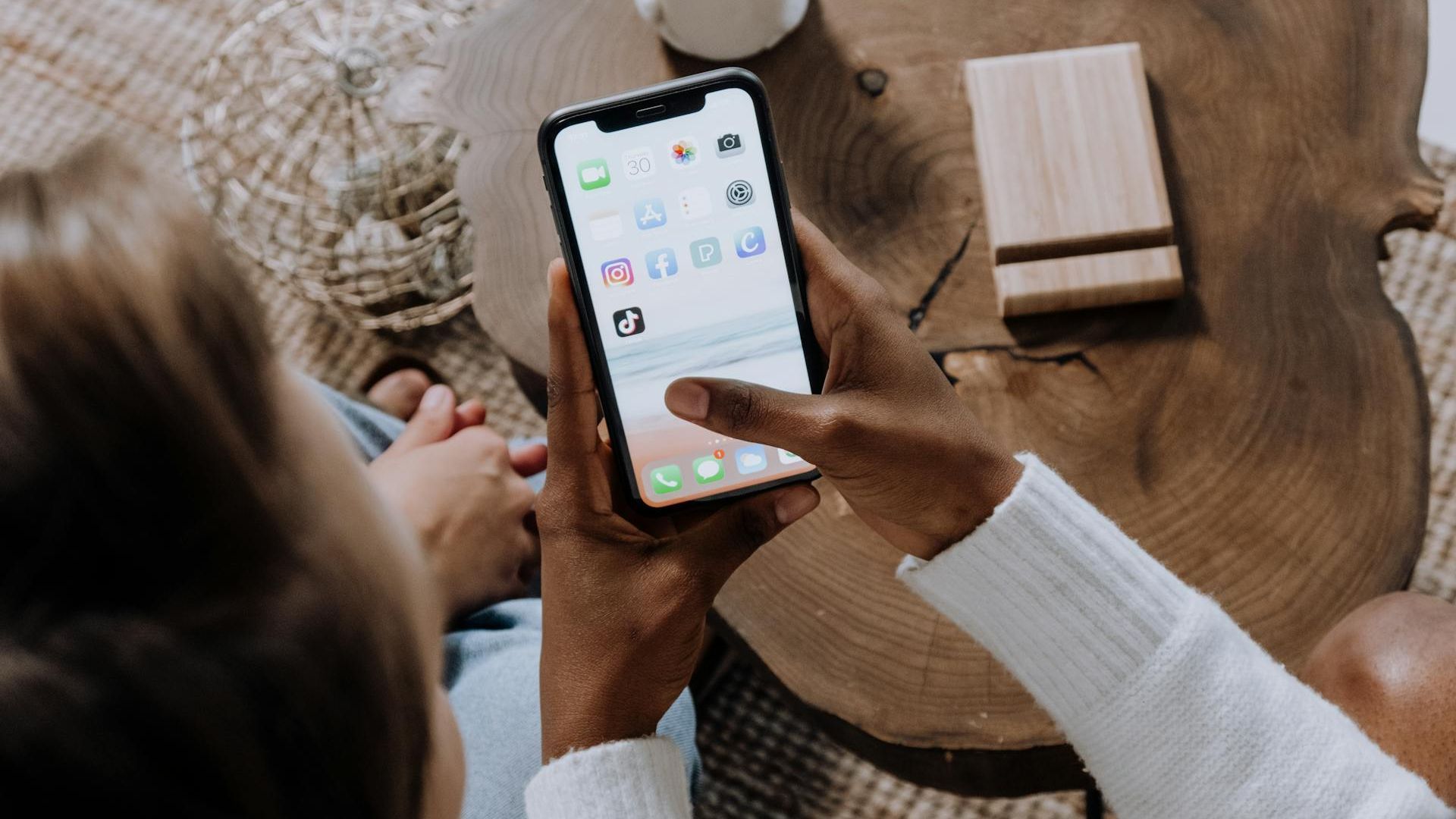 Una persona consulta sus redes sociales Una persona consulta sus redes sociales