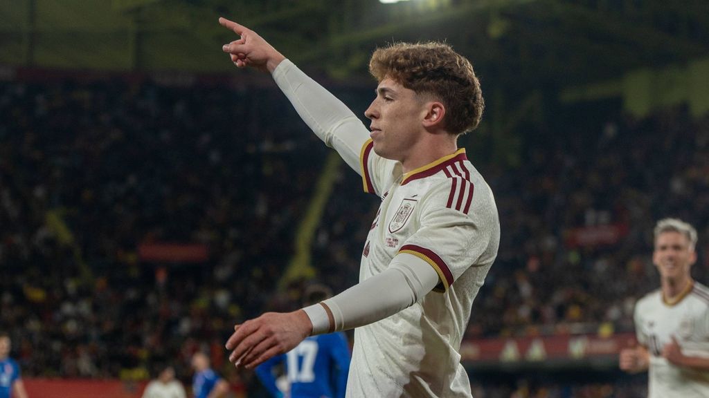 Lamine Yamal y Víctor Muñoz, inseparables en el entrenamiento de la Selección Española