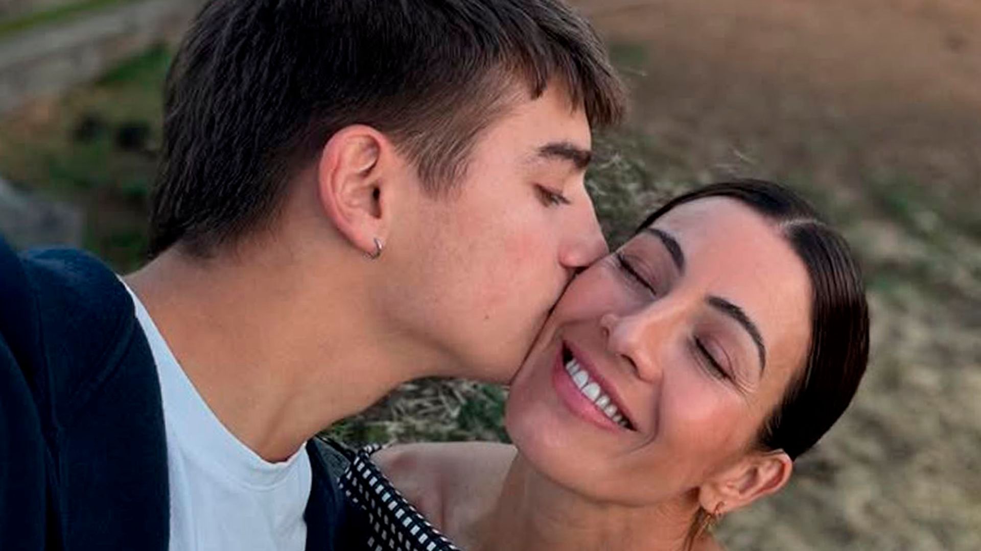 Virginia Troconis y su hijo mayor, Manu Díaz