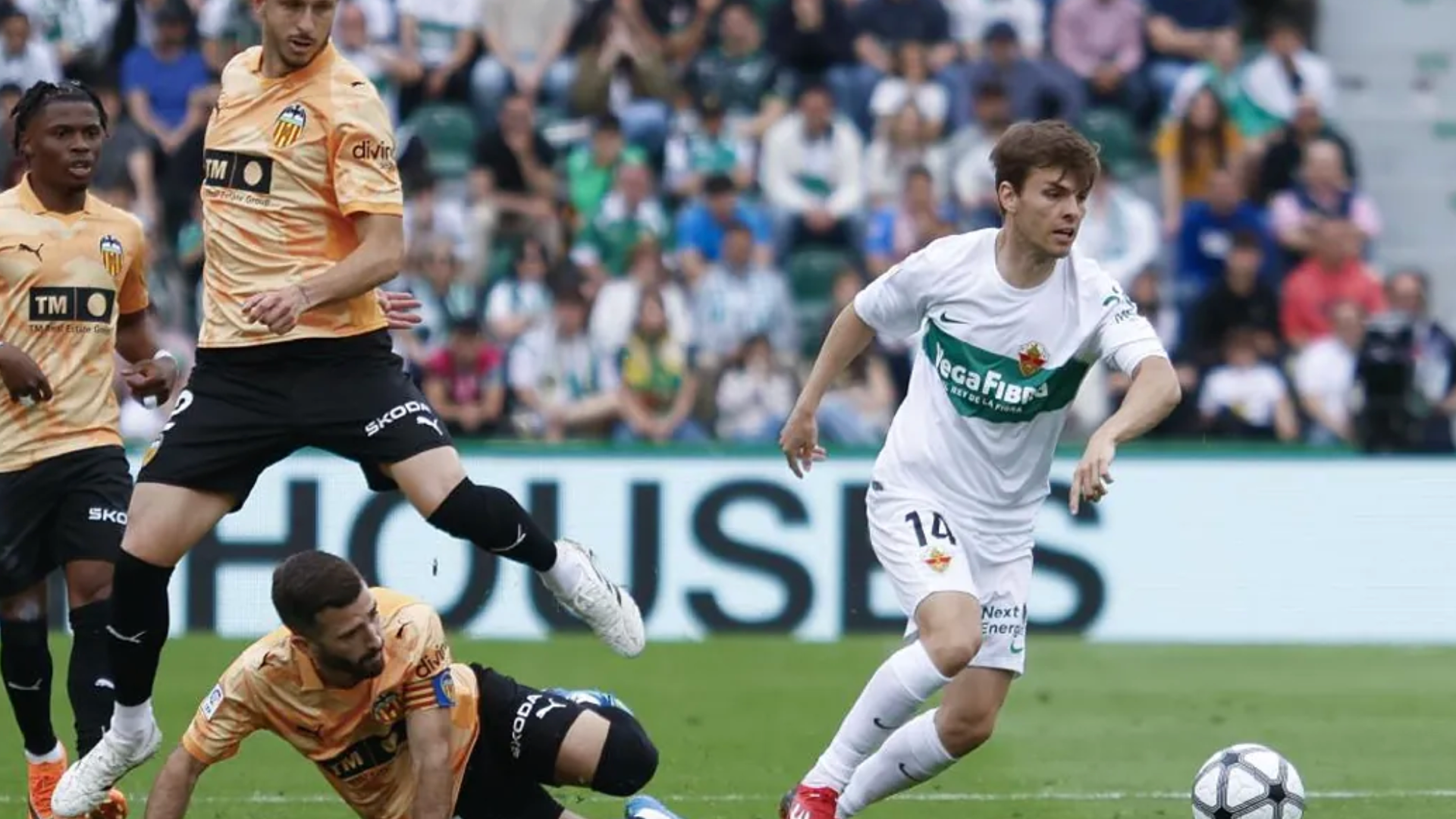 Alex Febas ante Gayà y Guido Rodríguez