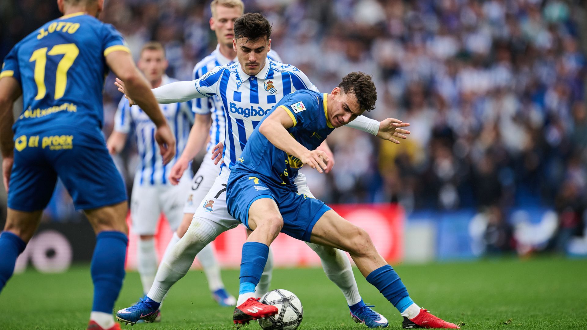Ángel Pérez aguanta el balón delante de Barrenetxea Ángel Pérez aguanta el balón delante de Barrenetxea