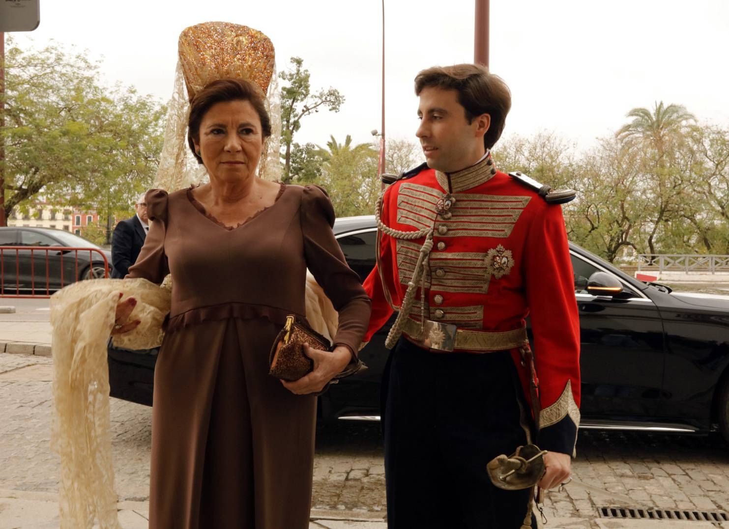 Antonio Domecq y su madre, novio y madrina, al llegar a la boda