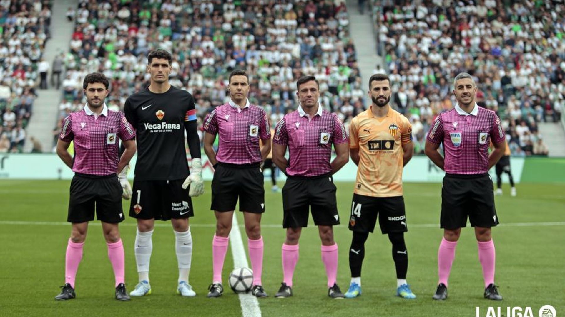 Árbitros en el Elche-Valencia en la jornada retro