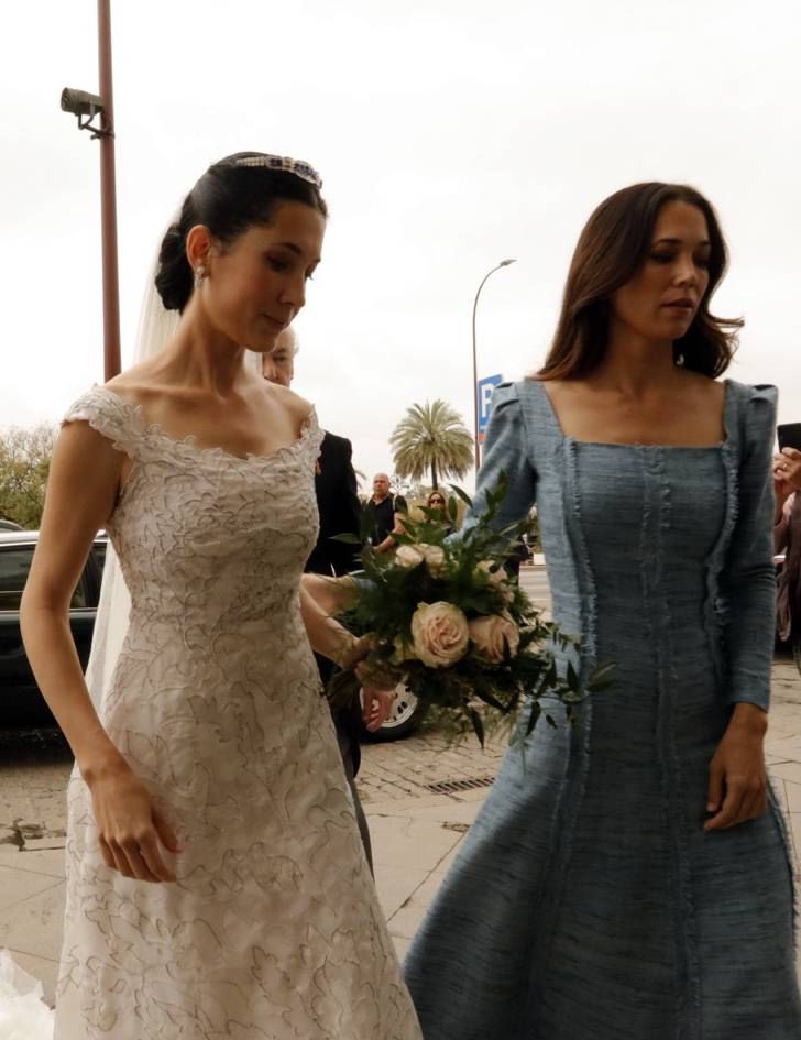 Carla Berjumea, llegando a su boda con Antonio Domecq, junto por su hermana Alejandra