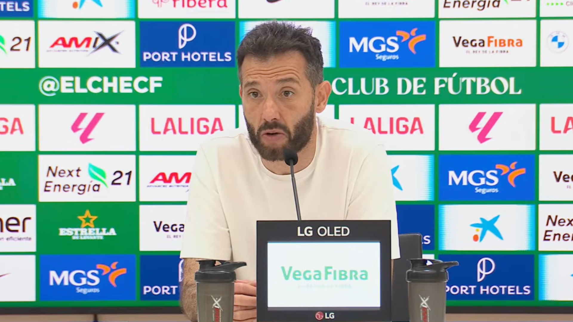 Carlos Corberán en la sala de prensa del Martínez Valero