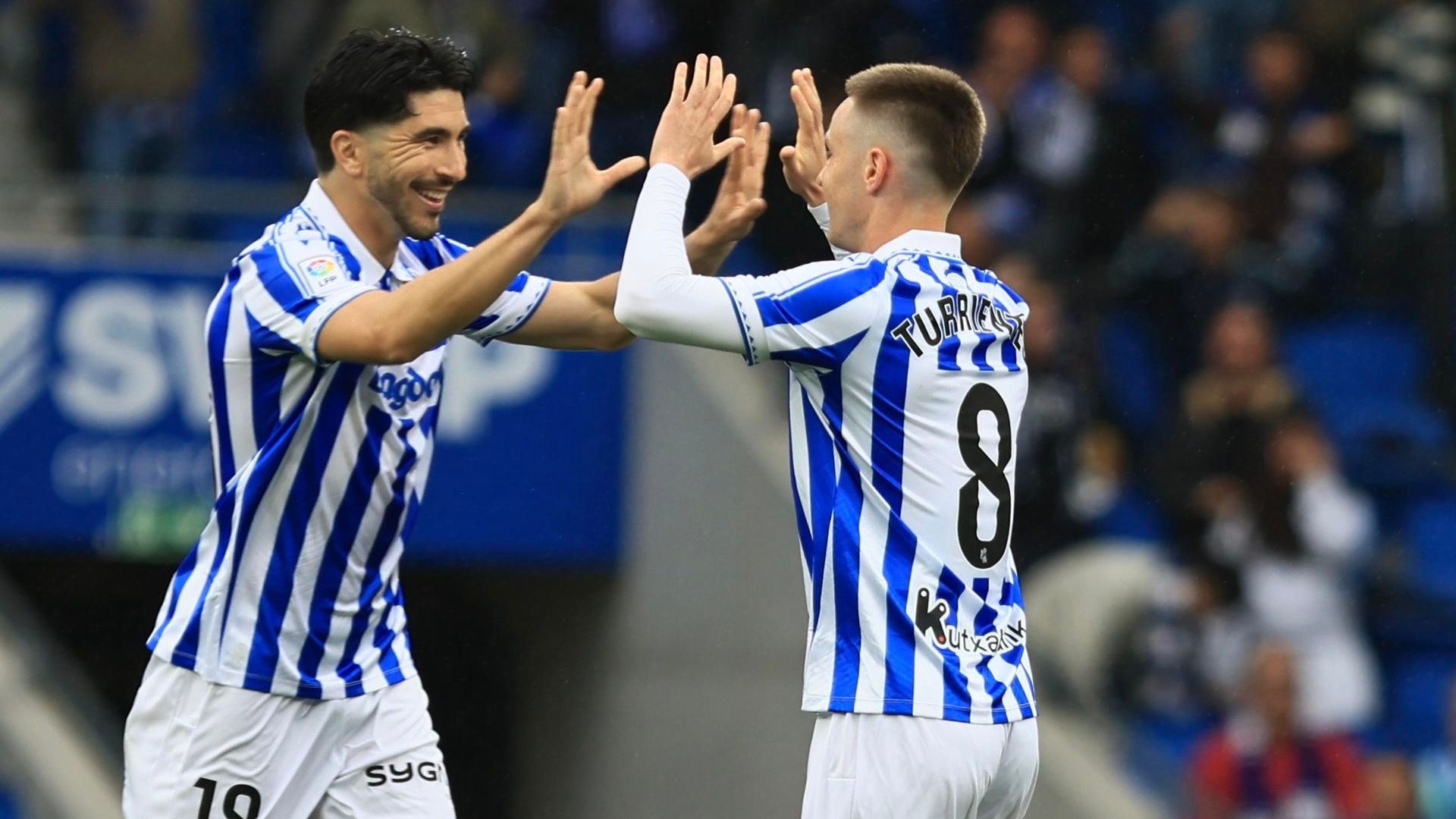 Carlos Soler y Beñat Turrientes celebrando un gol