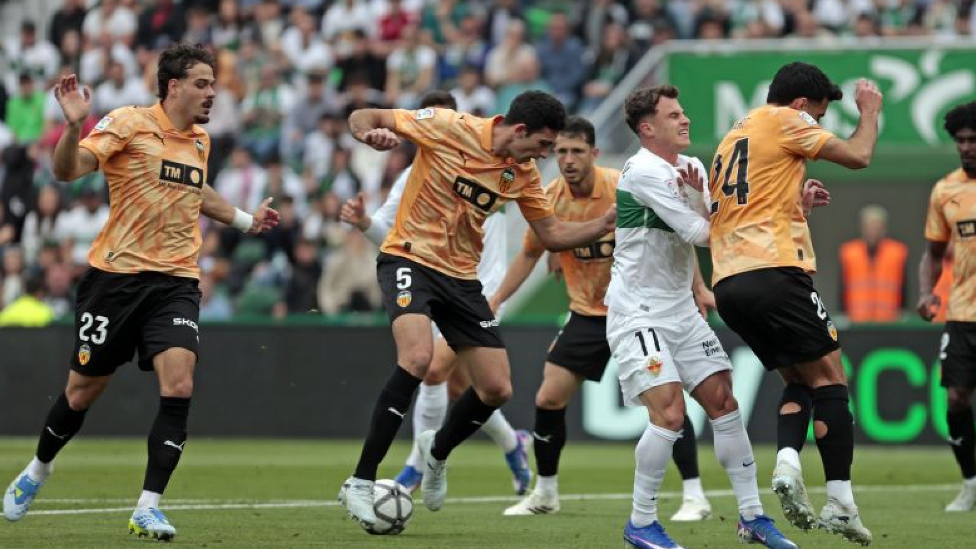 César Tárrega con la camiseta retro César Tárrega con la camiseta retro