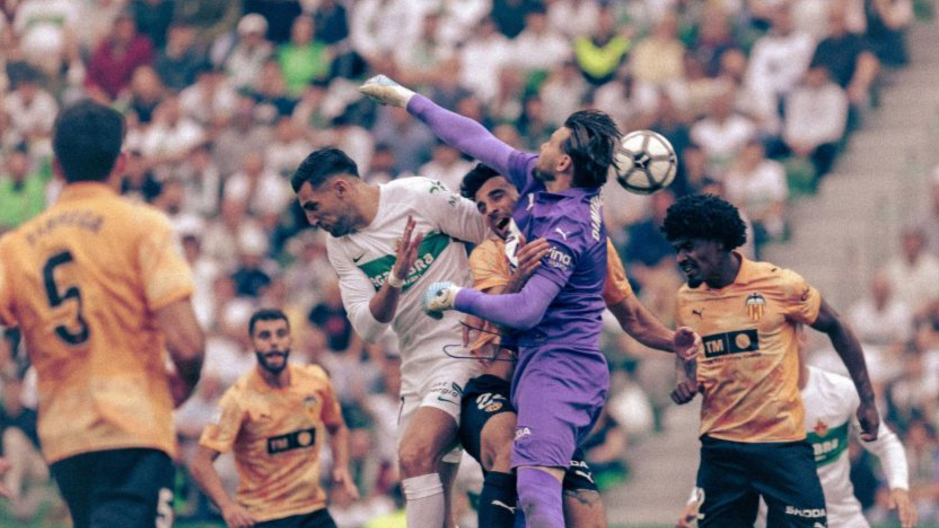 Cömert grita en un salto a por el balón