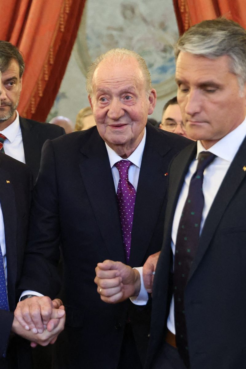 El rey Juan Carlos I ha hablado de "errores" y "tropiezos" en su discurso al recoger un premio en París